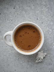 Obraz premium Isolated white mug filled with a hot brown coffee beverage