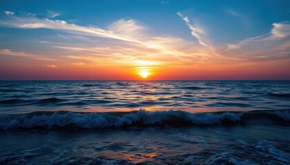 Obraz premium Blau-goldener Sonnenuntergang ?ber ruhiger Ostsee, sanfte Wellen, Ruhe, friedlich
