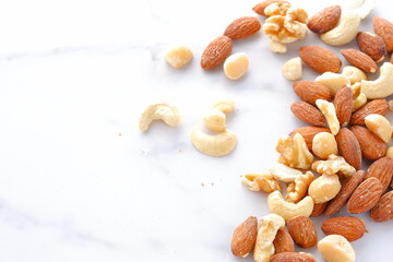 栄養たっぷりで健康に良いミックスナッツ（アーモンド、クルミ、カシューナッツ、マカダミアナッツ）
