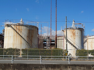 Obraz premium Liquid storage tanks in a chemical factory / 化学工場に並ぶ貯蔵タンクの外観