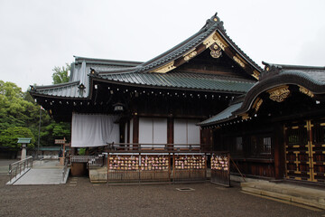 Obraz premium main hall in a shinto shrine (yasukuni-jinja) temple in tokyo in japan 