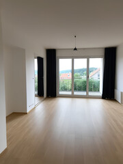 Fototapeta premium lachendes paar zieht in neue wohnung