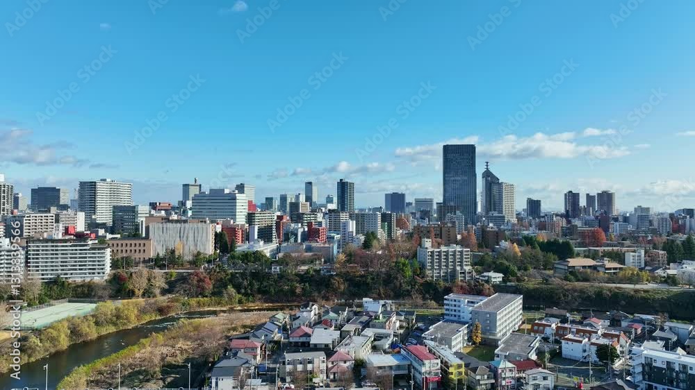 Aufkleber 都市、街、空撮、ドローン、上昇、発展、成長、青空、不動産、産業、俯瞰、ハイアングル、展望、パノラマ、地平線、社会、景色、景観、現代、建設、建築、風景、ビル、都会、ビル群、高層ビル、摩天楼、日本、観光、旅行、コピースペース、昼間、晴れ、明るい、道路、交通、開発、マンション、将来、未来、時代、経済、ビジネス、ダイナミック、絶景、降下、自然、環境、60p、住宅