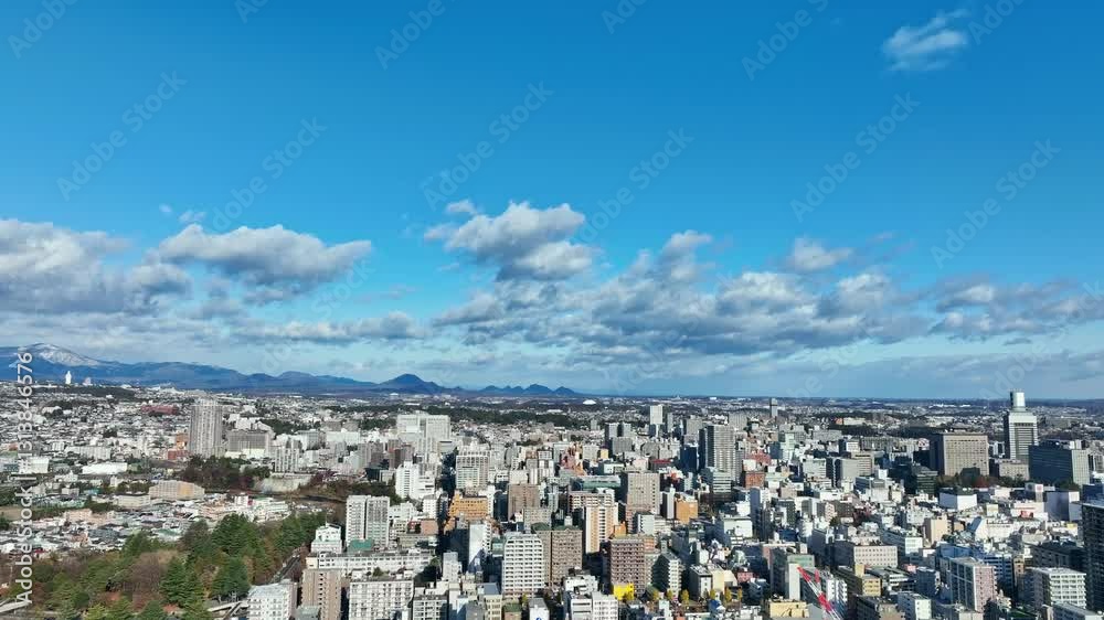 Leinwandbilder 空撮、都市、街、ドローン、俯瞰、青空、パノラマ、展望、行政、ビジネス、ハイアングル、地平線、景色、景観、社会、風景、現代、建設、建築、ビル、ビル群、不動産、都会、高層ビル、摩天楼、日本、観光、旅行、コピースペース、昼間、晴れ、明るい、雲、経済、企業、自然、遠近感、ダイナミック、公共、遠景、将来、進歩、進化、未来、開発、発展、上昇、成長、60p、屋外