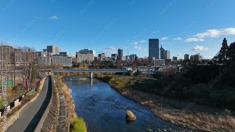 Fototapete 都市、都会、町並み、街、青空、空撮、ドローン、防災、河川、暮らし、道路、交通、社会、俯瞰、ハイアングル、展望、パノラマ、地平線、景観、上から見た、見下ろす、現代、建設、建築、ビル、風景、景色、ビル群、不動産、高層ビル、摩天楼、日本、観光、旅行、コピースペース、昼間、晴れ、地域、地方、自治体、行政、公共、開発、発展、自然、時代、60p、降下、着陸