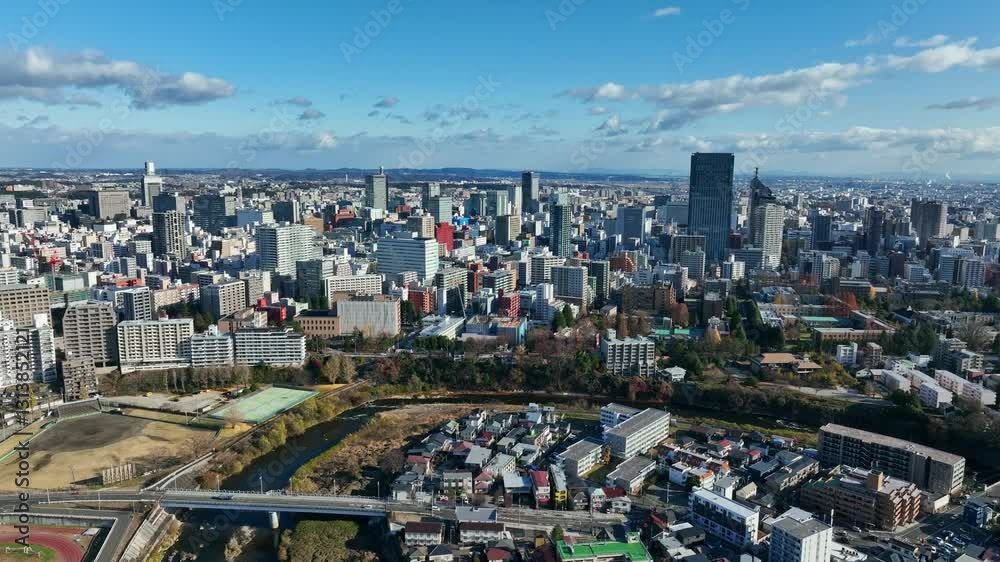 Leinwandbilder 都市、都会、街、空撮、ドローン、青空、社会、不動産、ビル群、展望、パノラマ、地平線、降下、下降、日本、建設、環境、交通、道路、ビル、建築、開発、発展、成長、コピースペース、風景、高層ビル、景色、ビジネス、テクノロジー、河川、自動車、運動場、地方、自治体、行政、建物、広大、昼間、俯瞰、ハイアングル、ダイナミック、景観、現代、商業、遠景、明るい、60p、飛行