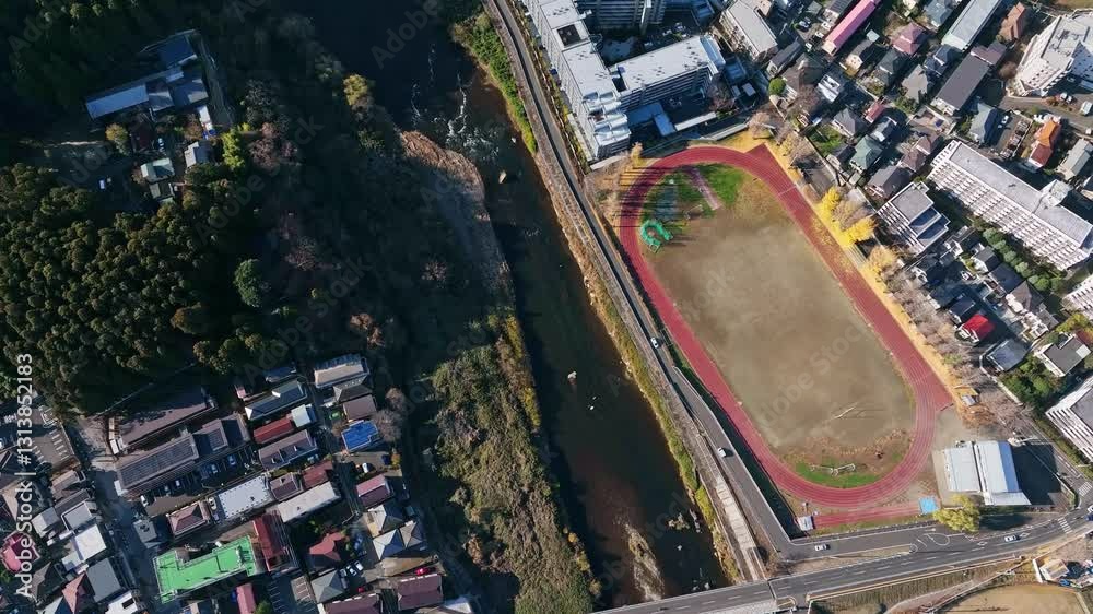 Aufkleber 空撮、都市、ドローン、真俯瞰、道路、交通、社会、真上、前進、建設、進歩、不動産、風景、景色、ビル、ビル群、ビジネス、街、産業、開発、俯瞰、ハイアングル、現代、都会、建築、日本、自治体、行政、屋上、景観、迫力、インフラ、時代、成長、発展、屋外、昼間、展望、自動車、観光、旅行、暮らし、住宅、建物、鳥瞰図、60p、見下ろす、河川、グラウンド、陸上トラック