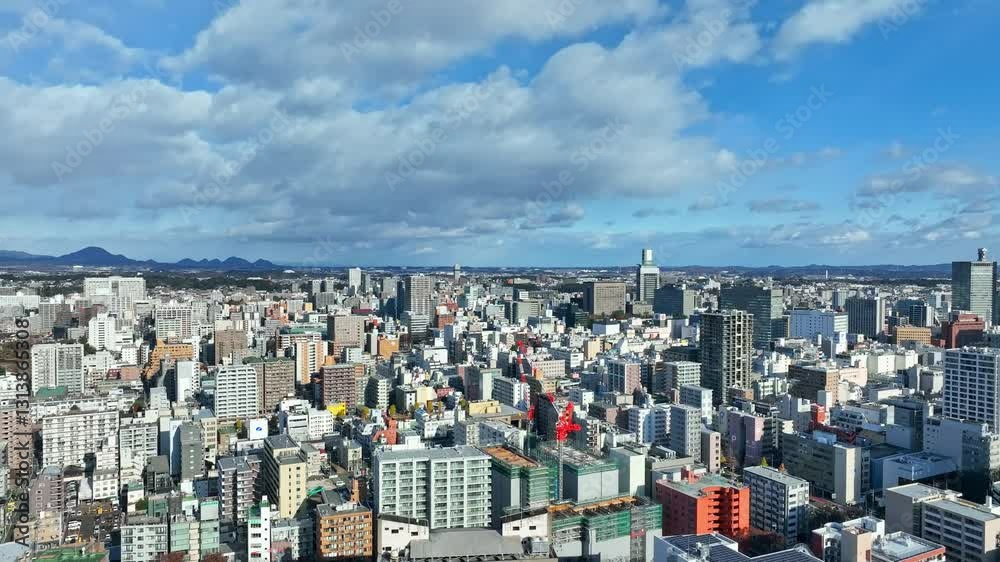 Fototapete 都市、空撮、ドローン、展望、青空、パノラマ、環境、時代、現代、景観、俯瞰、地平線、風景、迫力、景色、ダイナミック、都会、絶景、街、インパクト、広角、広大、ハイアングル、上から見た、見下ろす、社会、建設、建築、ビル、ビル群、不動産、高層ビル、摩天楼、日本、町並み、観光、旅行、コピースペース、昼間、晴れ、将来、未来、天気、ビジネス、産業、遠近感、60p、パース、ドリーアウト、後退