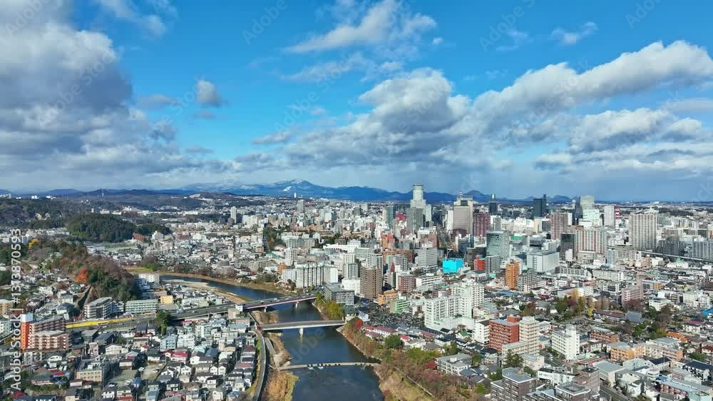 Aufkleber 都市、青空、空撮、ドローン、防災、河川、暮らし、道路、交通、社会、俯瞰、ハイアングル、展望、パノラマ、地平線、風景、景観、上から見た、見下ろす、景色、現代、建設、街、建築、ビル、町並み、都会、ビル群、不動産、高層ビル、摩天楼、日本、観光、旅行、コピースペース、昼間、晴れ、地域、地方、自治体、行政、公共、開発、発展、自然、時代、将来、前進、60p、進歩