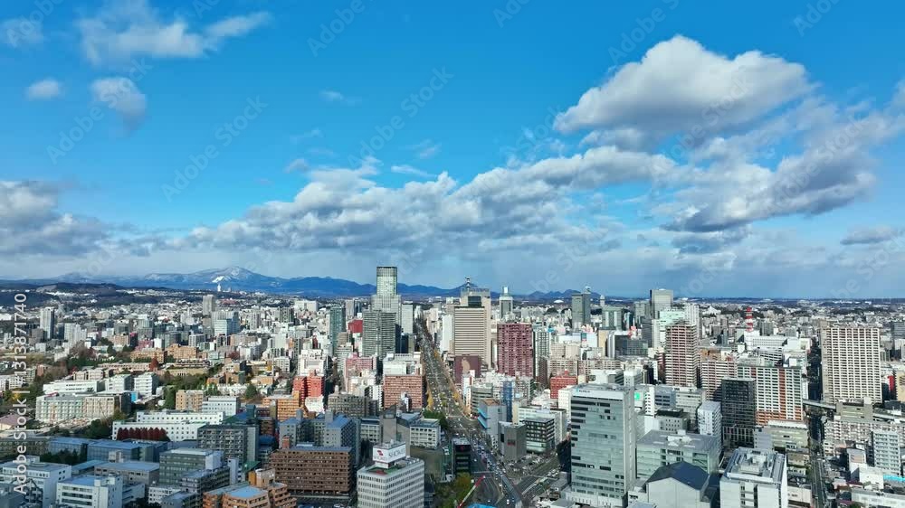 Leinwandbilder 都市、建設、空撮、ドローン、青空、社会、俯瞰、ハイアングル、市街地、展望、景色、パノラマ、地平線、景観、上から見た、街、見下ろす、現代、建築、風景、ビル、町並み、ビル群、不動産、高層ビル、摩天楼、都会、日本、観光、旅行、コピースペース、昼間、晴れ、ビジネス、産業、インフラ、開発、発展、未来、将来、成長、戦略、経営、企業、経済、広角、60p、絶景、ドリーアウト