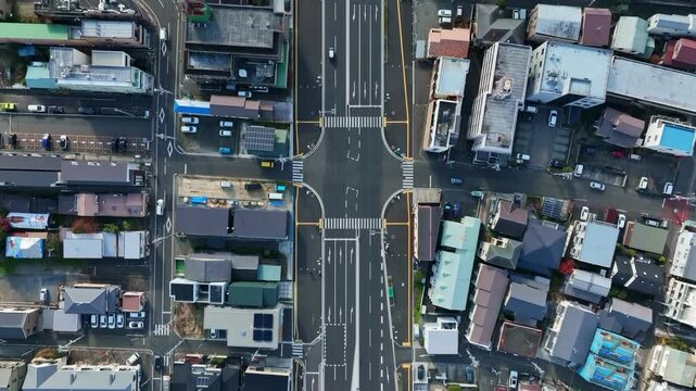道路、交通、ドローン、空撮、自動車、高速道路、都市、街、ドライブ、走行、現代、行政、社会、モビリティ、県道、地域、地方、安全、インフラ、建設、開発、運送、物流、風景、運輸、ロジスティクス、テクノロジー、住宅、真俯瞰、真上、見下ろす、ハイアングル、駐車場、交差点、高架、スピード、前進、進歩、俯瞰、展望、景色、景観、屋根、都会、日本、町並み、観光、旅行、60p、産業
