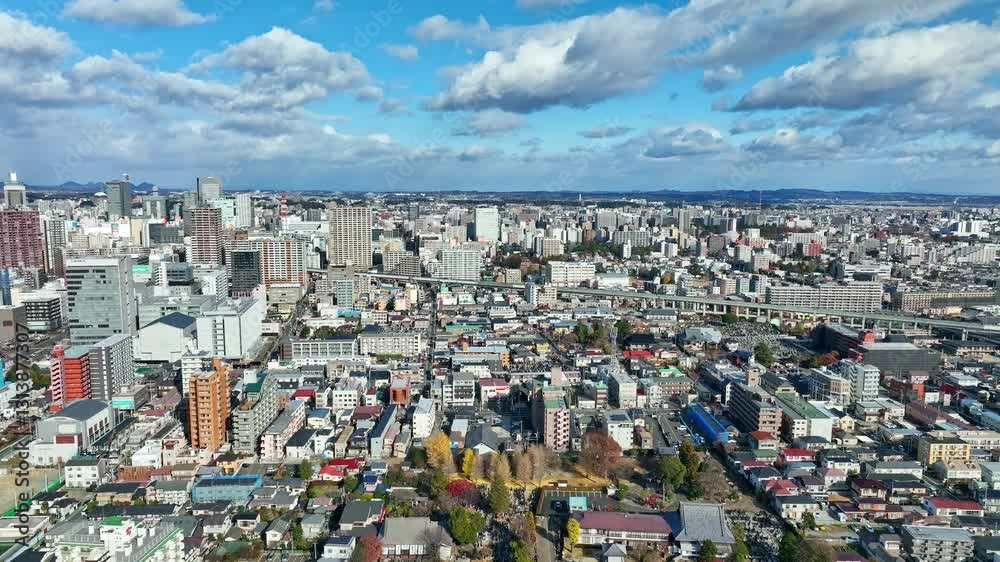 Aufkleber 都市、空撮、市街地、住宅地、町並み、街、社会、交通、ドローン、俯瞰、線路、住宅、青空、地平線、ハイアングル、展望、パノラマ、景観、上から見た、見下ろす、風景、現代、景色、都会、建設、建築、ビル、ビル群、不動産、日本、観光、旅行、コピースペース、昼間、晴れ、明るい、行政、公共、地方、自治体、地域、ビジネス、産業、インフラ、広角、絶景、道路、60p、高架、開発