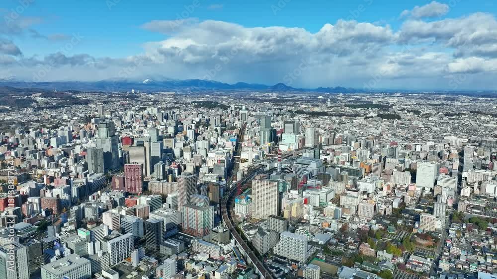 Aufkleber 都市、市街地、空撮、ドローン、俯瞰、青空、地平線、パノラマ、前進、日本、ハイアングル、展望、景観、上から見た、見下ろす、社会、現代、建設、建築、風景、ビル、ビル群、不動産、街、高層ビル、町並み、景色、摩天楼、観光、旅行、都会、コピースペース、昼間、晴れ、明るい、行政、公共、地方、自治体、地域、ビジネス、産業、インフラ、将来、進歩、開発、発展、繁栄、60p、未来