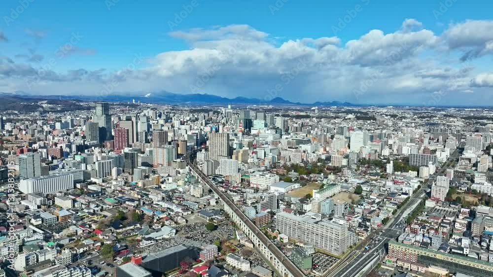 Fototapete 都市、社会、ドローン、空撮、青空、地平線、道路、交通、産業、ビジネス、インフラ、俯瞰、ハイアングル、展望、景色、パノラマ、景観、上から見た、見下ろす、風景、街、現代、建設、建築、都会、ビル、ビル群、不動産、高層ビル、町並み、摩天楼、日本、観光、旅行、コピースペース、昼間、晴れ、明るい、行政、公共、地方、自治体、地域、広角、自然、変化、環境、未来、60p、テクノロジー