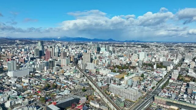 都市、社会、ドローン、空撮、青空、地平線、道路、交通、産業、ビジネス、インフラ、俯瞰、ハイアングル、展望、景色、パノラマ、景観、上から見た、見下ろす、風景、街、現代、建設、建築、都会、ビル、ビル群、不動産、高層ビル、町並み、摩天楼、日本、観光、旅行、コピースペース、昼間、晴れ、明るい、行政、公共、地方、自治体、地域、広角、自然、変化、環境、未来、60p、テクノロジー
