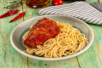 Pasta spaghetti with chicken thighs