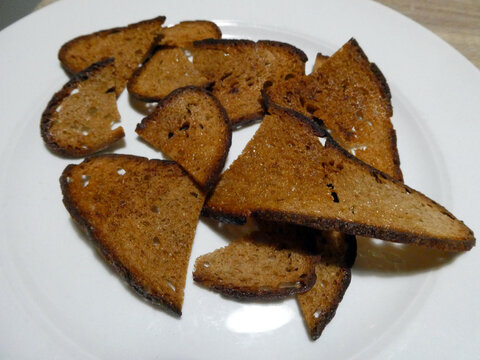 ger&ouml;stete Brotscheiben f&uuml;r Salat