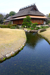 Okayama, Chūgoku region, Honshu, Japan, Asia : Kōraku-en garden (from 1700), one of Three Great Gardens of Japan, Enyo-tei - historic wooden house with thatched roof, tranquil scene