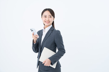 スマホを使う若いビジネスウーマン