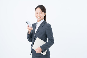 スマホを使う若いビジネスウーマン