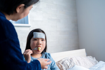 看病される日本人の女の子