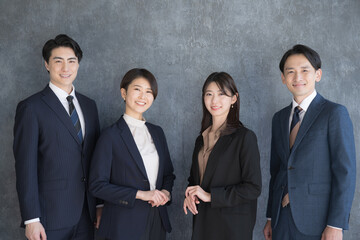 横並びのビジネスマン4人の複数 コンサルタント、不動産、士業などのイメージの信頼や誠実なイメージ 