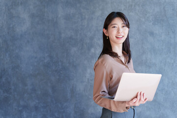 ノートパソコンを持つ女性ビジネスマン