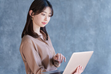 ノートパソコンを持つ女性ビジネスマン
