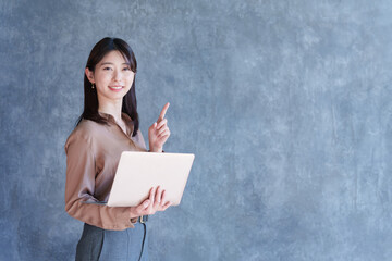 指差しする女性ビジネスマン