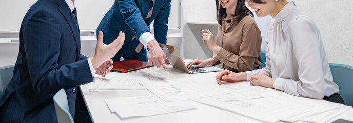 ビジネスマン4人