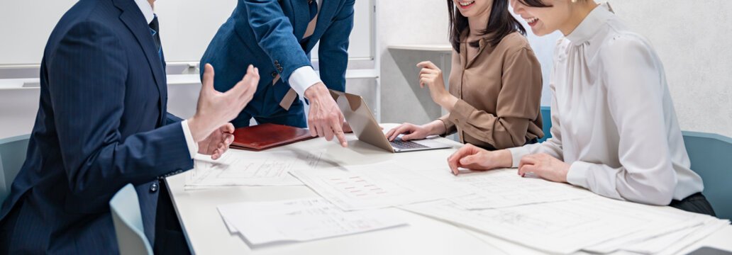 ビジネスマン4人