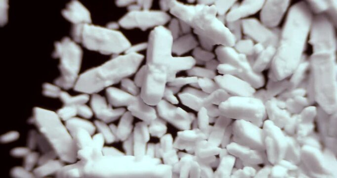 Microscopic 100x view of Sodium Carbonate (Na2CO3) crystals showing monoclinic structure and efflorescence patterns. Most widely used in glass production, detergents, and water treatment