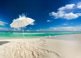 白いビーチパラソル