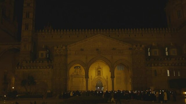 processione cristiano cattolica notturna davanti la cattedrale di Palermo