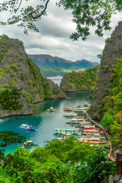 Tourists visiting kayangan lake in coron island, philippines, enjoying tropical scenery