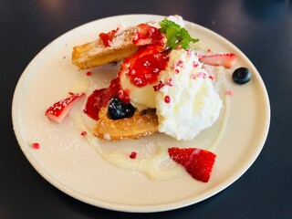 アイスクリームとベリーソースのワッフル