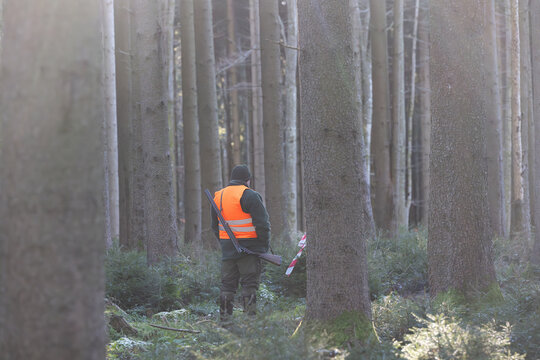 J&auml;ger bei Treibjagd in Warnweste