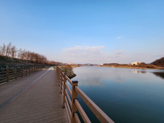 Naklejka premium picturesque bike path along the river.