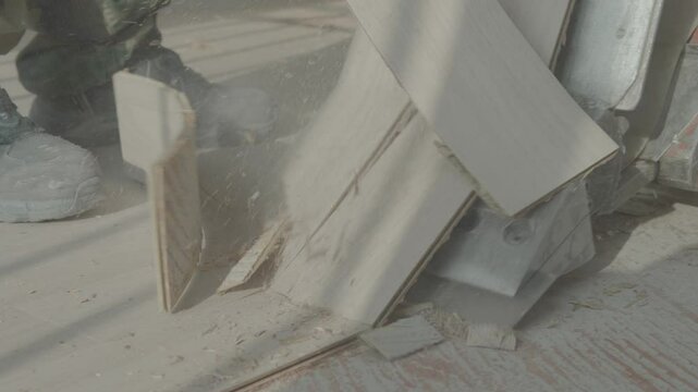  Remove the floor with a floor demolition machine