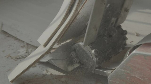  Remove the floor with a floor demolition machine