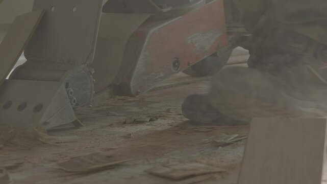  Remove the floor with a floor demolition machine