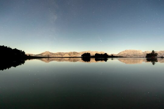Timelapse reflet com&egrave;te sur un lac des alpes