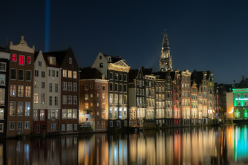 Les maisons dansantes à Amsterdam pendant la nuit