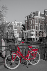Un v&eacute;lo rouge dans la ville de Amsterdam au Pays-bas 