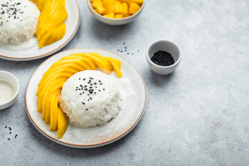 mango sticky rice dessert pudding de riz gluant et lait de coco fait maison