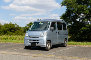 駐車場に駐めた軽バン