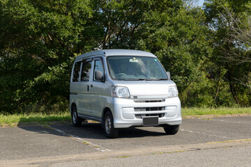 駐車場に駐めた軽バン