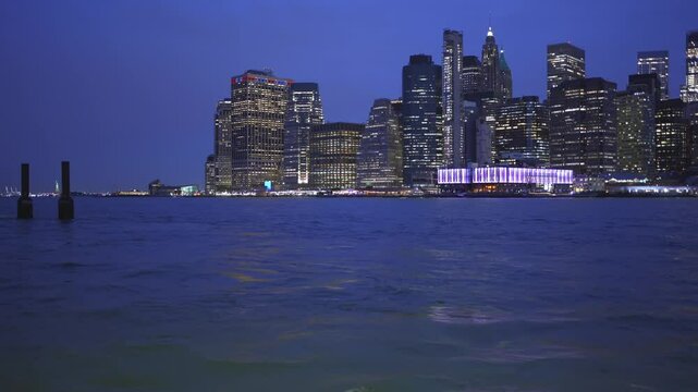 Vista nocturna de la bah&iacute;a del bajo Manhattan en New York desde el sector de Brooklyn. Se ven los edificios iluminados.