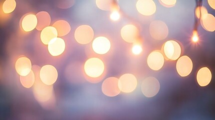 Obraz premium Blurred warm-toned bokeh lights on purple background.