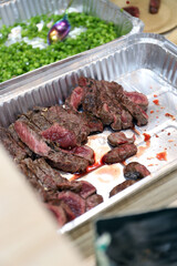 secreto ibérico de cerdo cortado en una bandeja